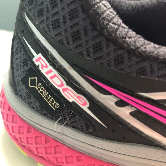 Womens 6.5 Saucony runners (waterproof) - Picture 5 of 6